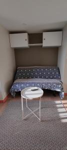 een kleine kamer met een bed en een tafel bij Studio-centre-Thabor-calme in Rennes