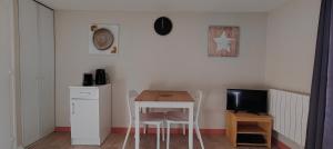 une petite cuisine avec une table et une télévision dans l'établissement Studio-centre-Thabor-calme, à Rennes