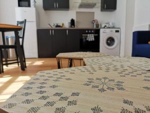um quarto com uma cozinha com uma mesa e uma cama em Appartement calme proche de la mer em Dunkerque
