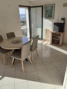 een eetkamer met een tafel en stoelen bij Apartment Panorama in Klis