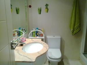 uma casa de banho com um lavatório e um WC em Apartamento Amatista Calpe em Calpe