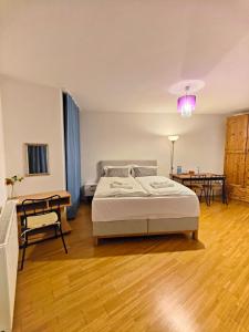 1 dormitorio con 1 cama y 1 mesa en Lucky Star of Vienna, en Viena