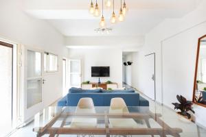 Μια τηλεόραση ή/και κέντρο ψυχαγωγίας στο Our cosy Lili&Blum 2 BR w miklat by HolyGuest