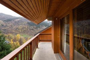 A balcony or terrace at La Belette - Duplex au charme savoyard avec vue sur la montagne