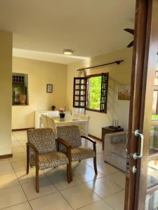 een woonkamer met een bank en een tafel bij Casa Linda Lençóis, Chapada Diamantina, Bahia in Lençóis