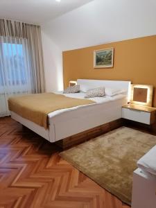 - une chambre avec un grand lit dans l'établissement Apartma Tanya Bled, à Bled