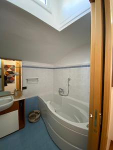 Koupelna v ubytování Palazzotto Morelli + 28 fotografií
