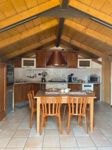 - une cuisine avec une table et des chaises en bois dans l'établissement Palazzotto Morelli, à Matera