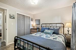 1 dormitorio con 1 cama con edredón azul en Ponderosa Pine, en Coeur d'Alene