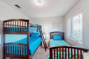 1 dormitorio con 2 literas y 1 cama en Ramsgate Harbor 26 en Panama City Beach