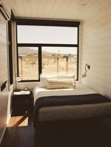 Tempat tidur dalam kamar di AutoCamp Joshua Tree