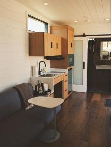 Dapur atau dapur kecil di AutoCamp Joshua Tree