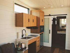 Dapur atau dapur kecil di AutoCamp Joshua Tree