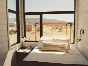 Tempat tidur dalam kamar di AutoCamp Joshua Tree