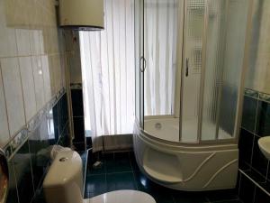 y baño con ducha, aseo y lavamanos. en Rest Home Hotel, en Nizhny Novgorod