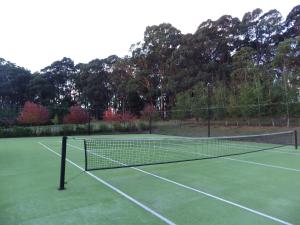 una red de tenis en una pista de tenis en The Retreat at Amryhouse, en Ashbourne