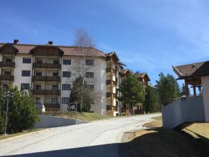 an empty road in front of a apartment building at Familienapartment Sonne und Schnee in Kanzelhöhe