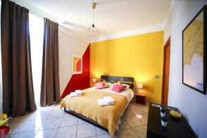 ナポリにあるMaterdays 24のベッドルーム1室(黄色と赤の壁のベッド1台付)