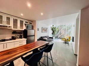 cocina con encimera de madera en una habitación en Loft de estilo, moderno, amplio y súper cómodo., en Ciudad de México