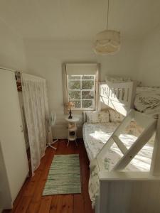 una piccola camera da letto con due letti e una finestra di Walnut Cottage via Leongatha a Leongatha