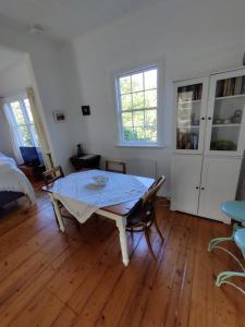 a dining room with a table and chairs in a room at Walnut Cottage via Leongatha in Leongatha