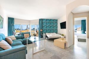 sala de estar con sofá y mesa en WintowinRentals Luxury and Sea View inside Puerto Marina, en Benalmádena