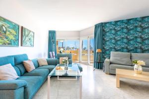 Posezení v ubytování WintowinRentals Luxury and Sea View inside Puerto Marina