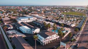 uma vista aérea de uma pequena cidade com palmeiras em Tropic Island Resort em Port Aransas