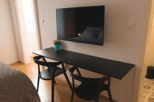 TV a/nebo společenská místnost v ubytování Stross Apartments
