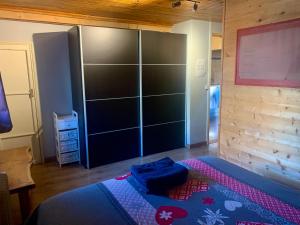 een slaapkamer met een bed en een grote muur bij Le Tremplin 61 in Barcelonnette