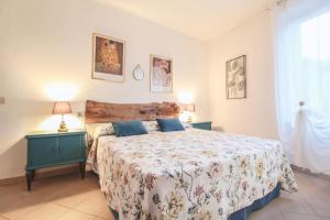 een slaapkamer met een groot bed en 2 nachtkastjes bij Casa Giovanetti in Grandola ed Uniti