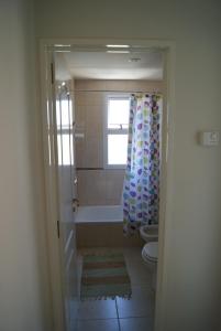 uma casa de banho com 2 WC, uma banheira e uma janela em Coral de Madryn em Puerto Madryn