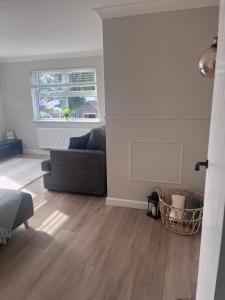 uma sala de estar com um sofá e uma janela em Two-bedroom Apartment em Yeovil