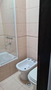 e bagno con servizi igienici, doccia e lavandino. di Altos del Rey Apartamentos a San Salvador de Jujuy