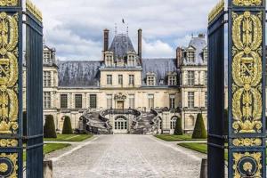 una entrada a un gran edificio con entrada en Cocooning, en Samois-sur-Seine