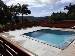 - une piscine sur une terrasse avec une clôture dans l'établissement Gite de Paulo la source, à Pointe-Noire