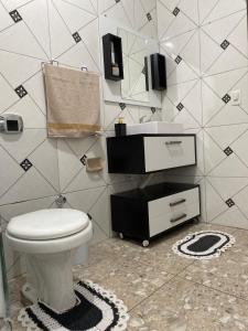 a bathroom with a toilet and a sink at Lar Serra Gaúcha in Canela
