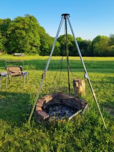 a fire pit in the middle of a field at Ferienwohnung Unterhubers in Spabrücken