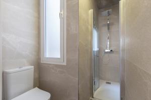 Kúpeľňa v ubytovaní Wonderful apartment with three bedrooms and two bathrooms in the center