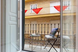 Balkón alebo terasa v ubytovaní Wonderful apartment with three bedrooms and two bathrooms in the center