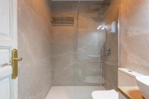 Kúpeľňa v ubytovaní Wonderful apartment with three bedrooms and two bathrooms in the center