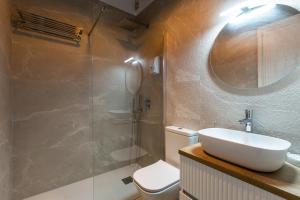 Kúpeľňa v ubytovaní Wonderful apartment with three bedrooms and two bathrooms in the center + 37 fotografií