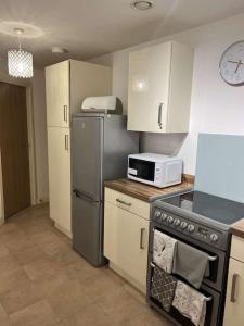Ett kök eller pentry på Modern Huddersfield apartment