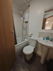 Ett badrum på Modern Huddersfield apartment