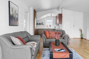 uma sala de estar com dois sofás e uma mesa em View of Tromsø em Tromsø