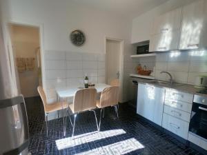 Kuchyň nebo kuchyňský kout v ubytování APARTMENT DINKA