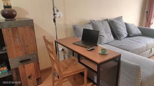 un salon avec une table avec un ordinateur portable dessus dans l'établissement Sunny Harbour, à Arona