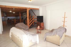 sala de estar con 2 camas y cocina en Complejo Alberdi - Alquiler temporario en San Rafael