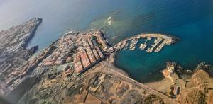 une vue aérienne d'un pont sur l'eau dans l'établissement Sunny Harbour, à Arona