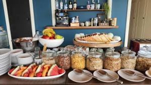 une table avec bocaux de nourriture et bols de fruits dans l'établissement The River Suites, Kangaroo Island, à American River